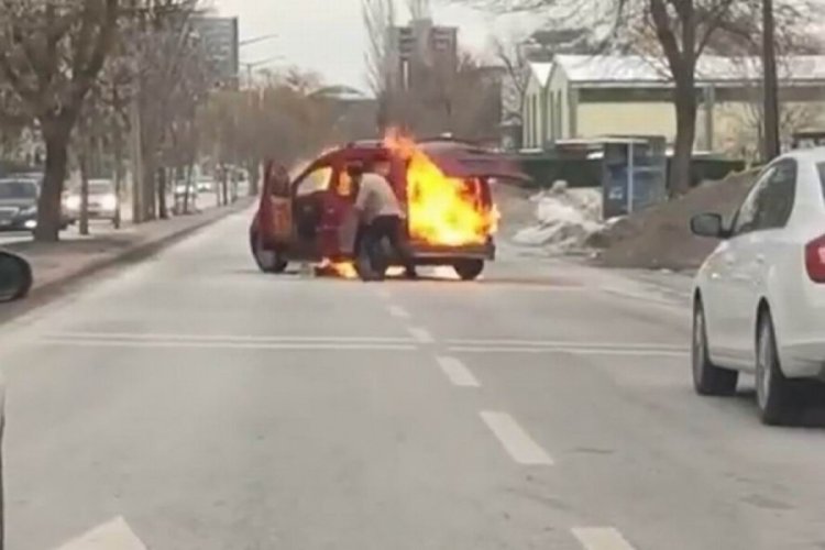 Sinirlenip yol ortasında aracını yaktı