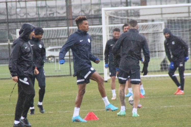 &Ccedil;aykur Rizespor'da Fernandes ilk antrenmanına &ccedil;ıktı