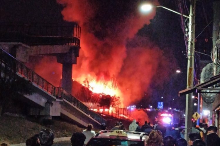 Meksika'da zincirleme trafik kazasında tır alev topuna d&ouml;nd&uuml;