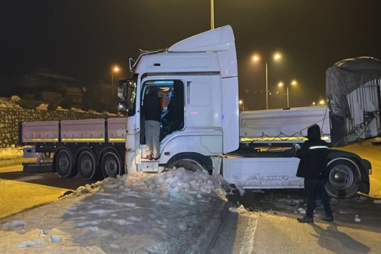 Buzlanma kaza getirdi, 25 ara&ccedil; birbirine girdi