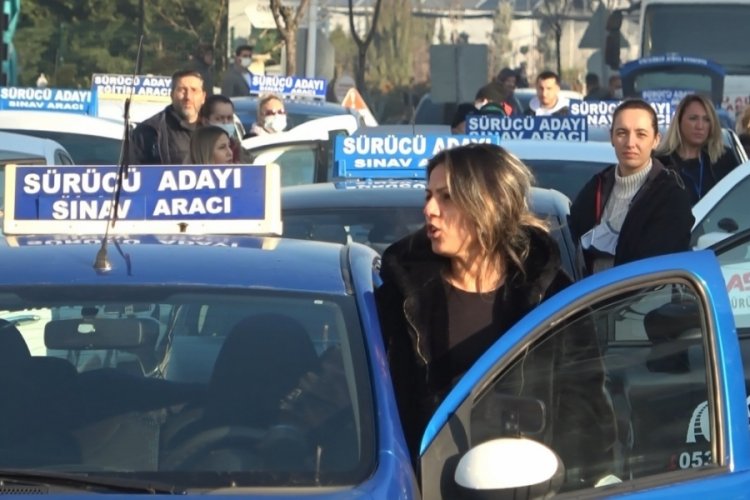 Bursa'da kaza kurbanı s&uuml;r&uuml;c&uuml; eğitmenini protesto yaparak andılar