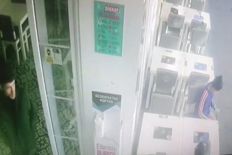Antalya'da kadının elindeki telefonu alıp ka&ccedil;tı