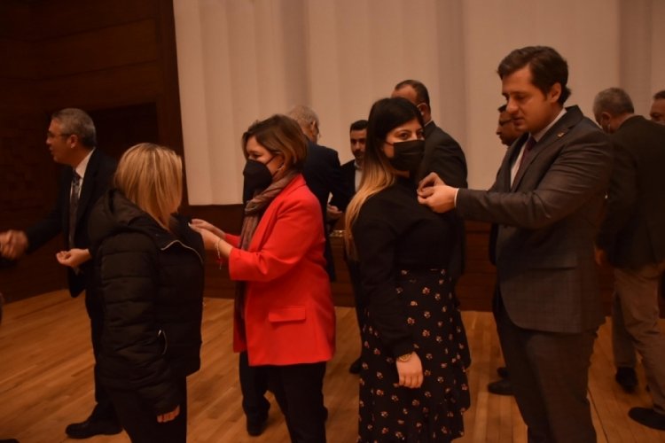 CHP İzmir'de yeni &uuml;yelere rozet