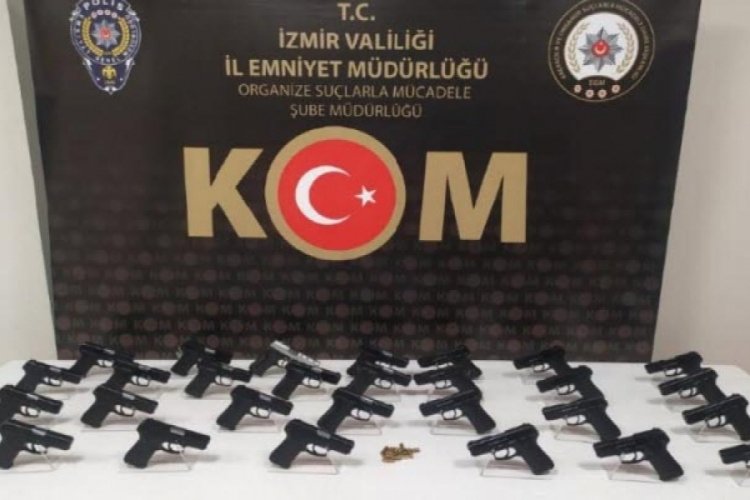 İzmir'de otomobil kapısına gizlenmiş 28 tabancayla yakalandı