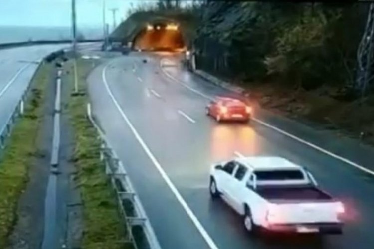 Artvin'de karayoluna d&uuml;şen taş ve kayalar yolu ulaşıma kapattı