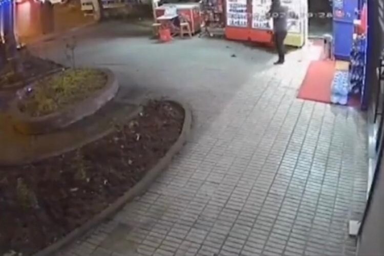 İstanbul Kadık&ouml;y'de bina &ouml;n&uuml;nde &ccedil;&ouml;kme