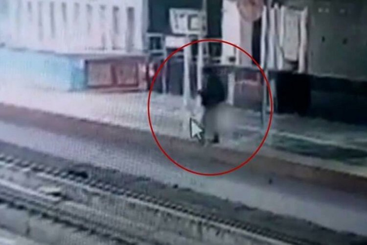Hindistan'da telefonuyla oynarken rayların &uuml;zerine d&uuml;şt&uuml;