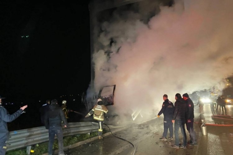 Bursa'da 2 kişi sıkıştıkları kamyonda yanarak can verdiler