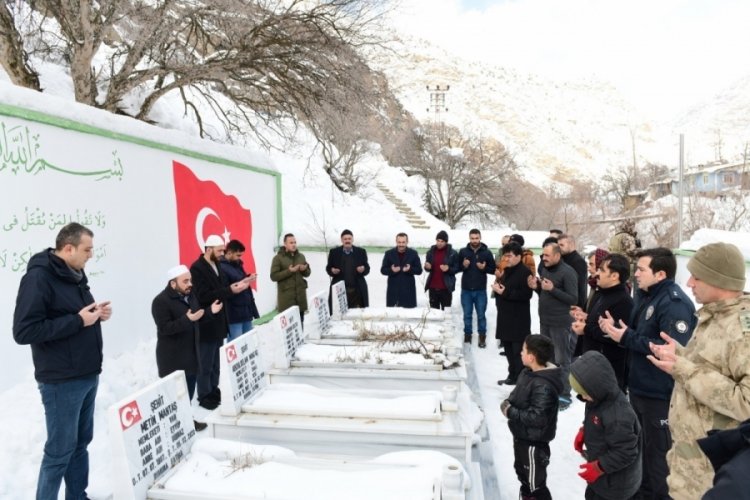 &Ccedil;ığ şehitleri mezarları başında dualarla anıldı