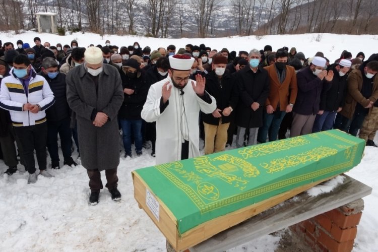 Yanarak &ouml;len iki bebek tek tabutla toprağa verildi