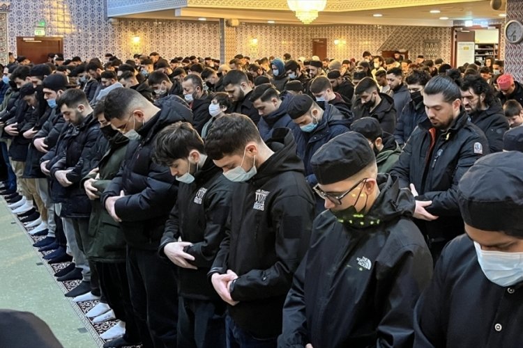 Hollanda'da y&uuml;zlerce gen&ccedil; sabah namazında buluştu