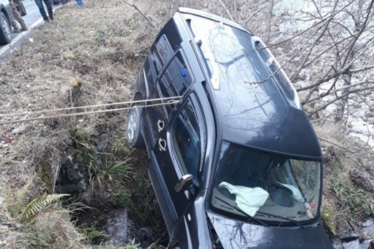Direksiyon başında kalp krizi ge&ccedil;iren s&uuml;r&uuml;c&uuml; dereye u&ccedil;tu