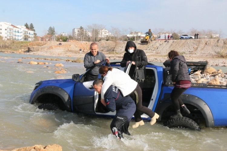 İ&ccedil;inde 4 kişinin bulunduğu arazi aracı akıntıya kapıldı