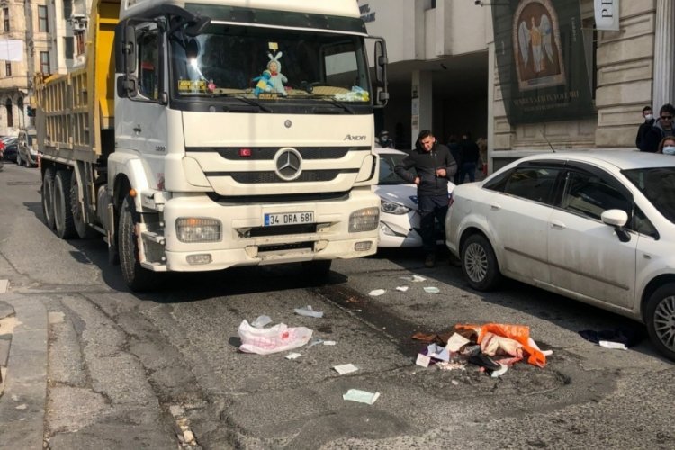 Hafriyat kamyonunun &ccedil;arptığı kişinin bacağı ezildi