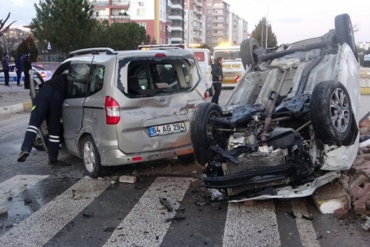 Hafif ticari aracın &ccedil;arptığı otomobil takla attı: 7 yaralı