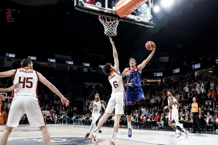 İstanbul derbisinde zafer Anadolu Efes'in!