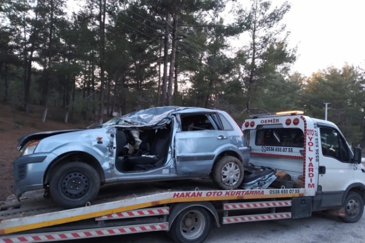 Taklalar atarak ters d&ouml;nen otomobildeki 2 kişi hayatını kaybetti