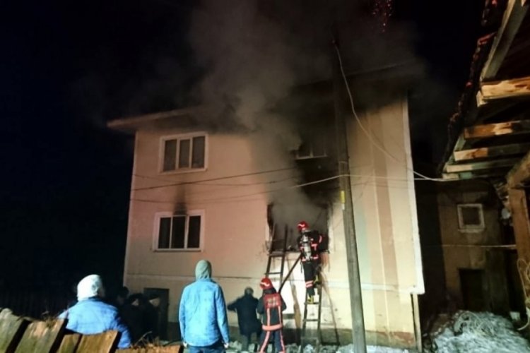 İki katlı evde &ccedil;ıkan yangına yerdeki karla m&uuml;dahale ettiler
