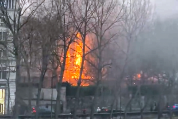 Paris'teki &uuml;nl&uuml; Orsay M&uuml;zesi yakınında yangın