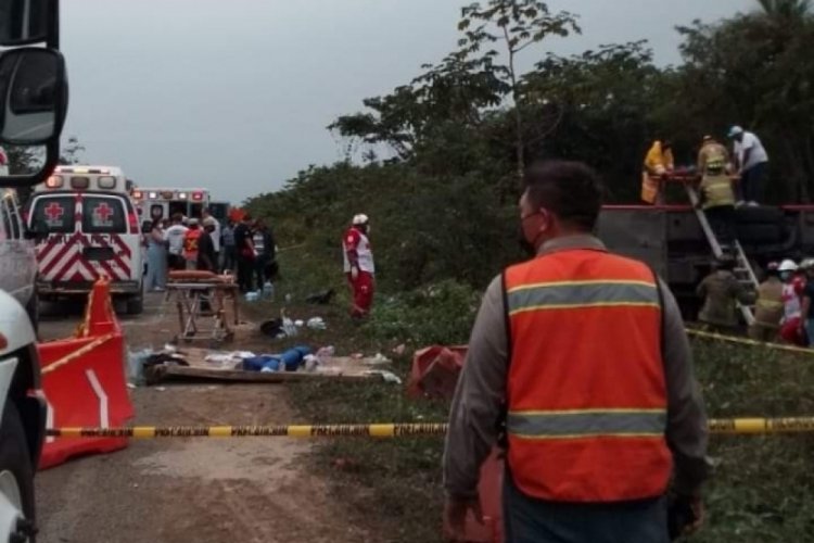 Meksika'da otob&uuml;s ile kamyon &ccedil;arpıştı: 8 &ouml;l&uuml;