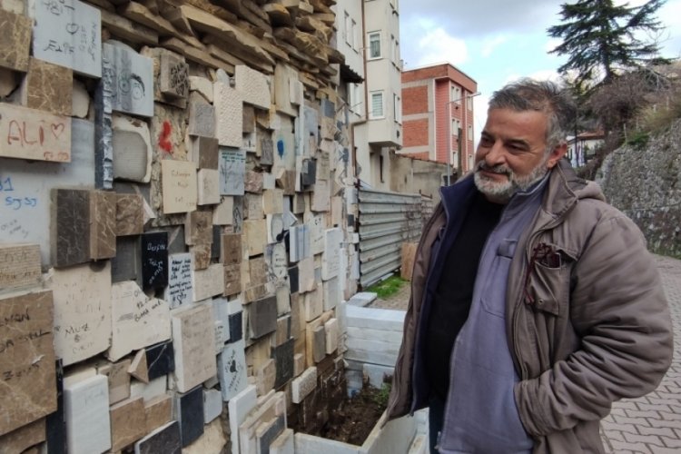 Bursa'da evinin duvarlarında y&uuml;zlerce şiir var hi&ccedil; birini silmiyor