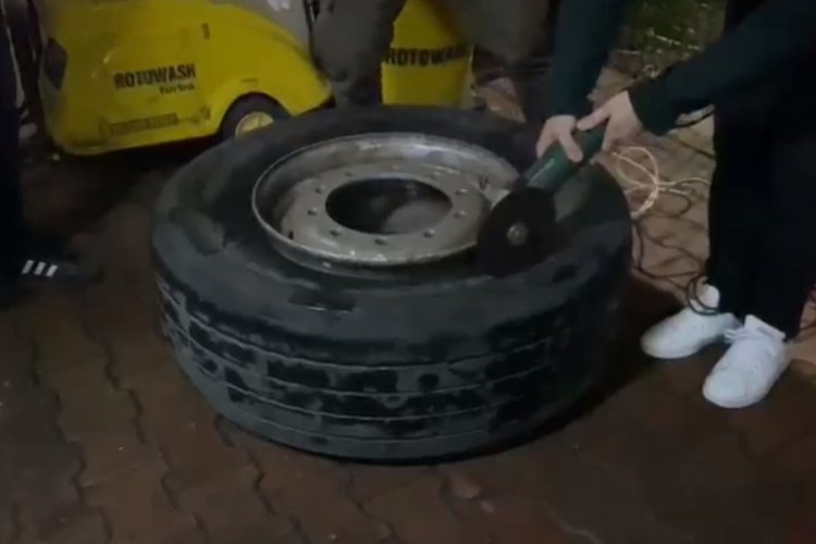 Adana'da TIR'ın yedek lastiğinden uyuşturucu &ccedil;ıktı