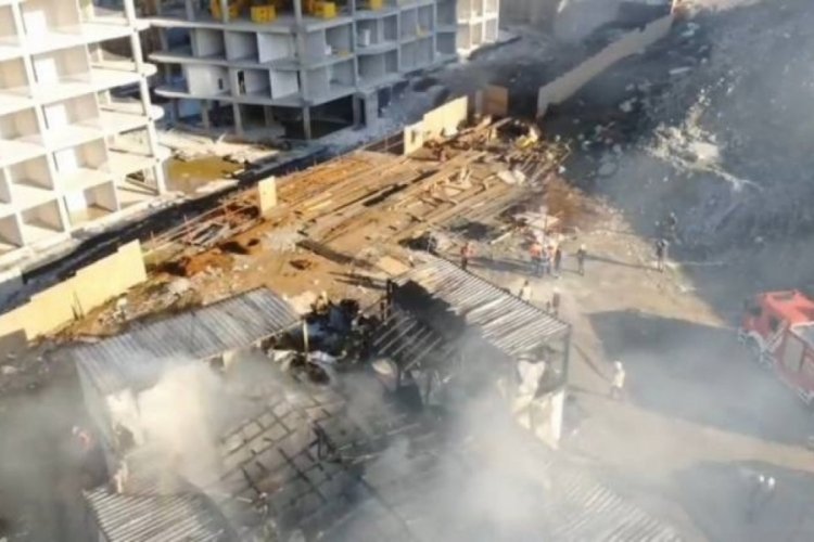 İstanbul'da iş&ccedil;ilerin kaldığı konteynerlar alev alev yandı