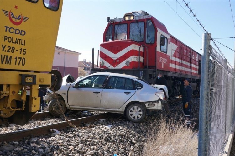 Ankara'da y&uuml;k treni otomobile &ccedil;arptı! 1 &ouml;l&uuml; 2 yaralı