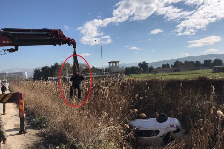 Bursa'da d&uuml;şen otomobile oturduğu halatla ulaştı