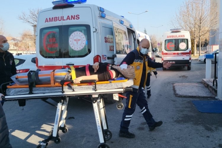Freni boşalan kamyonet &ccedil;ocuk parkına girdi: 2 yaralı