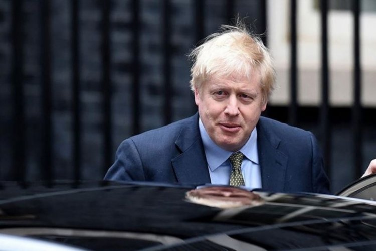İngiltere Başbakanı Johnson'dan istifa &ccedil;ağrılarına şarkılı cevap