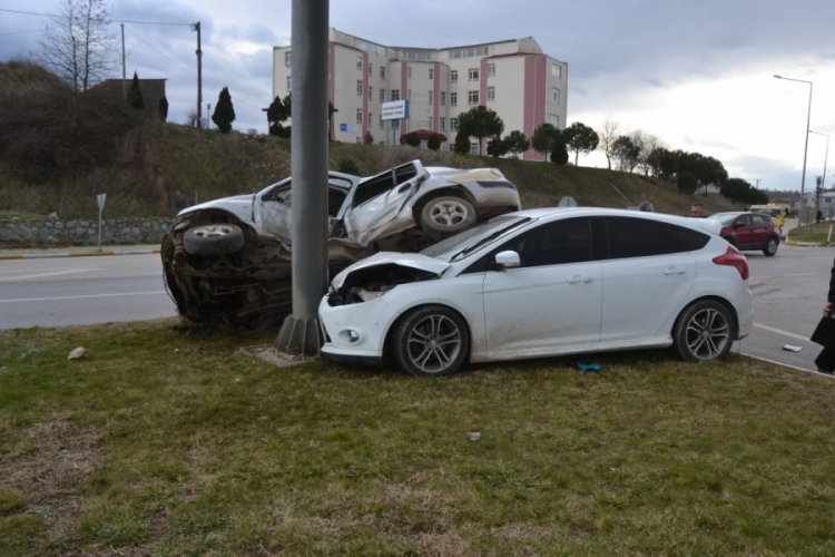 &Ccedil;anakkale'de feci kaza: 1 &ouml;l&uuml; 1 yaralı