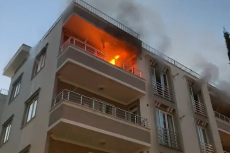 Adıyaman'da yangın &ccedil;ıkan binada can pazarı