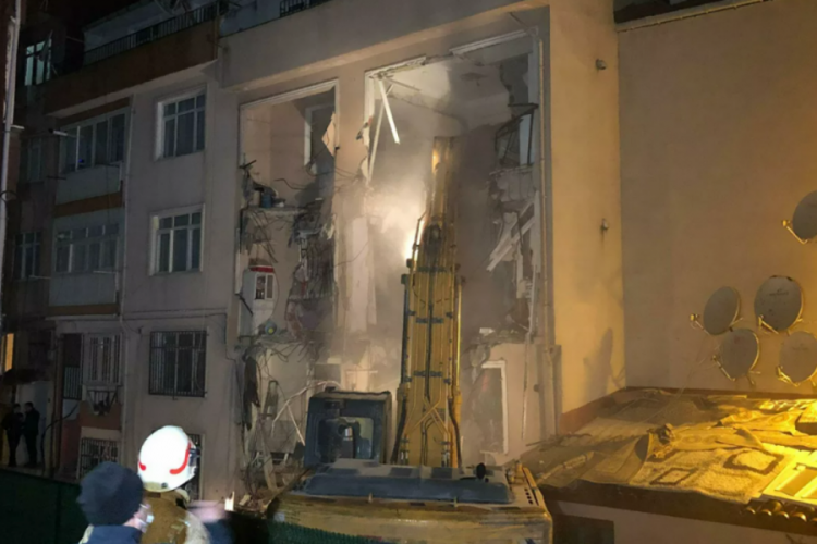 İstanbul'da doğalgaz patlaması yaşanan binada yıkım işlemi başladı
