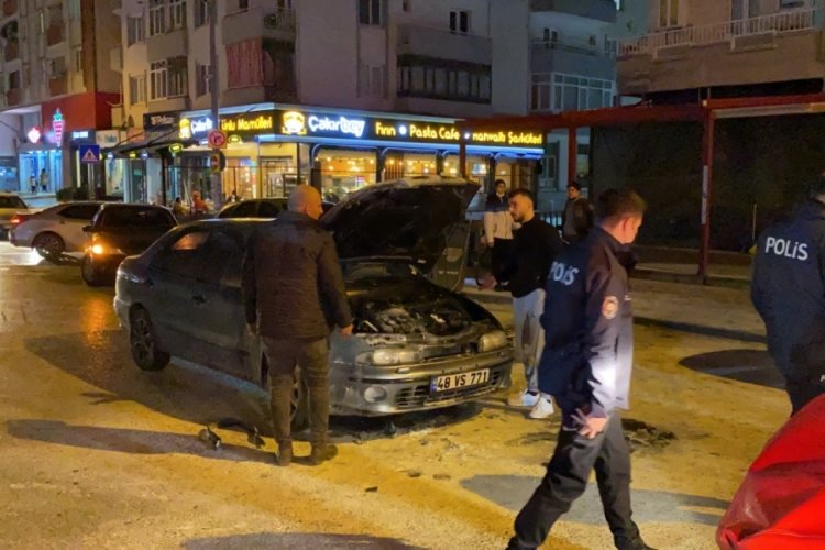 Seyir halindeki otomobil alev alev yandı