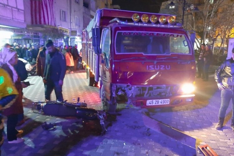 Manisa'da kamyonet motosikletle &ccedil;arpıştı: 1 &ouml;l&uuml;, 1 ağır yaralı