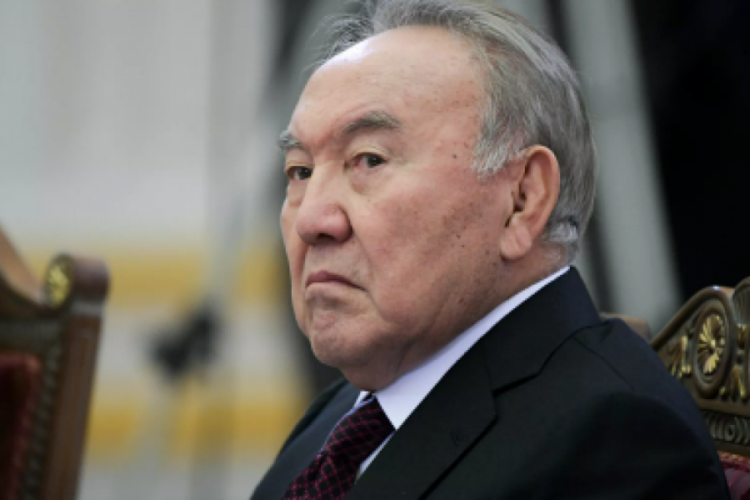 Nazarbayev'in başkanlıkları resmen geri alındı