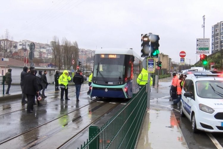 İstanbul'da tramvay kadına &ccedil;arptı&nbsp;