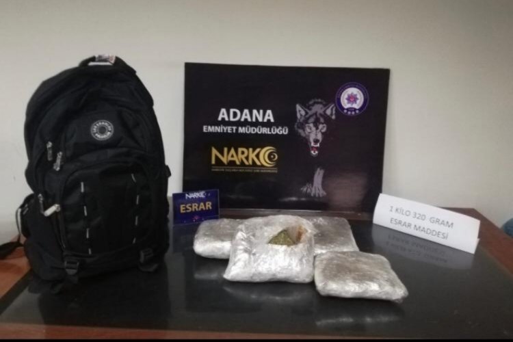 Adana'da bagajdan esrar &ccedil;ıktı, s&uuml;r&uuml;c&uuml; tutuklandı