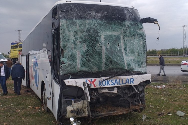 Mersin'de yolcu otob&uuml;s&uuml; ile kamyon &ccedil;arpıştı