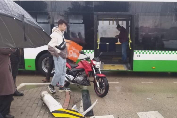 Bursa'da &ouml;ğrenci servisi ile otob&uuml;s &ccedil;arpıştı!