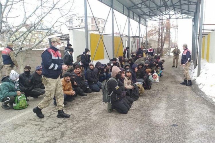 Van'da kamyon kasasında 130 Afgan yakalandı