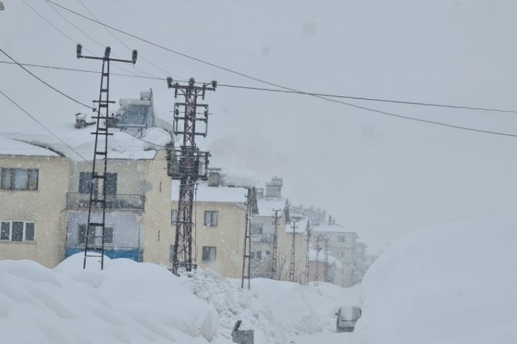 Tunceli'de karları temizlerken &ccedil;atıdan d&uuml;ş&uuml;p &ouml;ld&uuml;