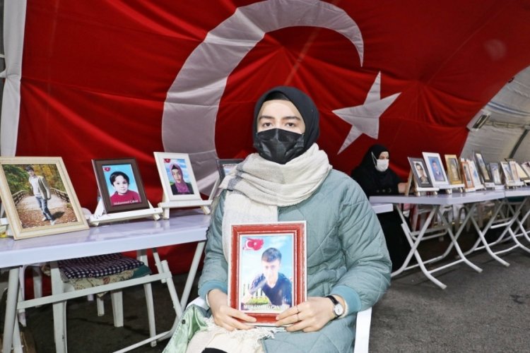 Diyarbakır'da evlat n&ouml;betindeki abla: Annem, kardeşim i&ccedil;in ağlıyor