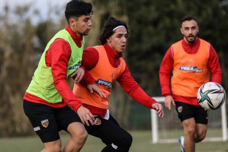 Kayserispor'da 3 futbolcunun testi pozitif