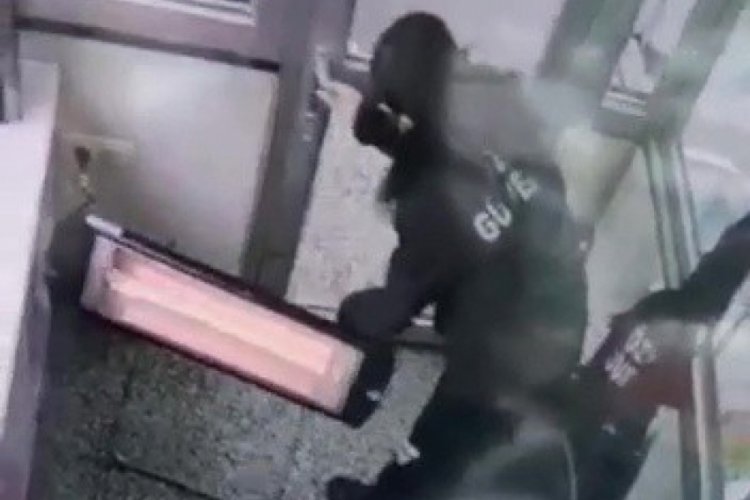&Ouml;nce elektrik &ccedil;arptı, sonra işten kovuldu