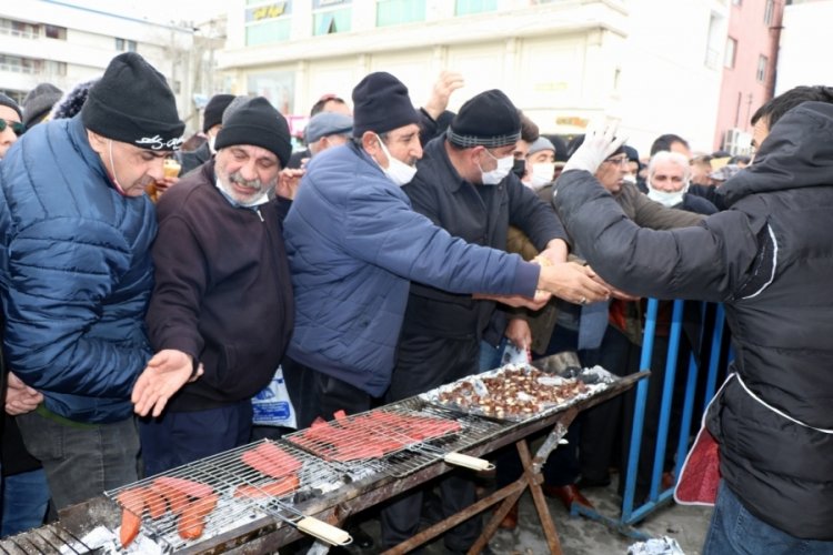 Bedava dağıtılan sucuk ekmekten almak isteyenler izdihama neden oldu