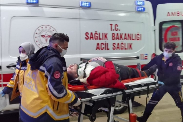 Bursa'da otomobil takla atıp şarampole yuvarlandı: 3 yaralı