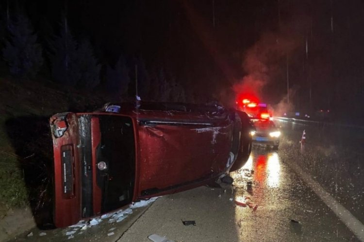 Bursa'da takla atan ara&ccedil;tan fırlayan 4 kişi yaralandı