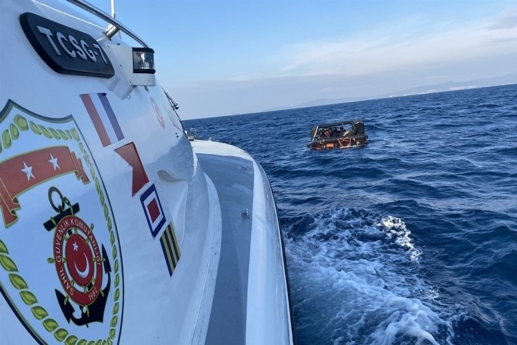 İzmir a&ccedil;ıklarında 21 g&ouml;&ccedil;men kurtarıldı, 15 g&ouml;&ccedil;men yakalandı